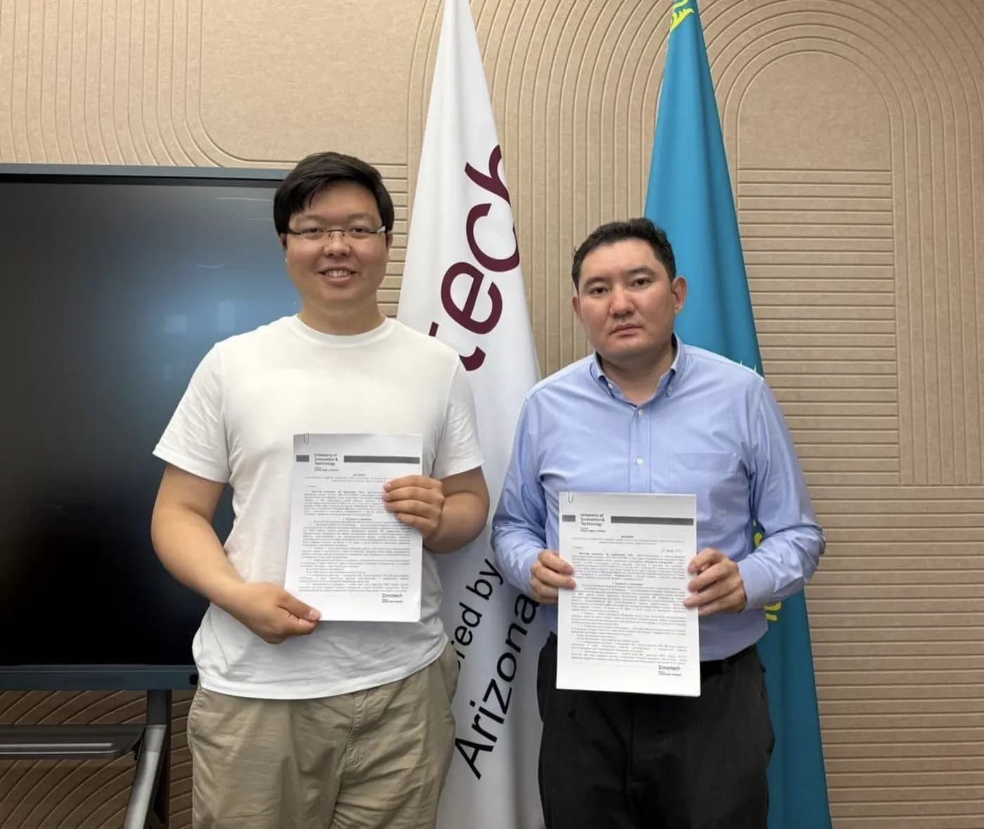 Elnar Salpekov, co-founder of the project, signing the agreement with Innotech